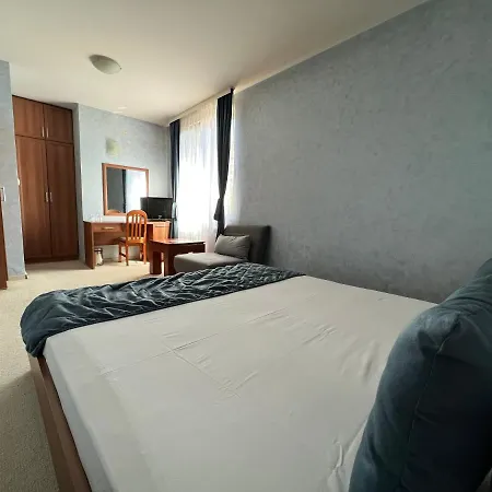 Family 007 Ivan Dimitrov-kuklata 15 Str Отель 2*