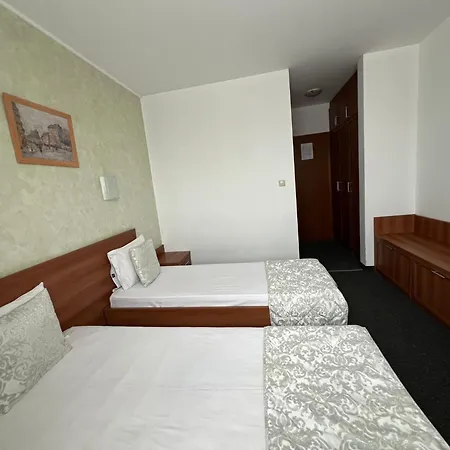 Hotel Family 007 Ivan Dimitrov-kuklata 15 Str 2*